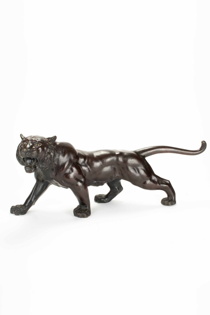 黄铜色 - 一座巨大的青铜雕塑,展现一只咆哮的老虎,条纹被突出表现。 - Meiji period (1868-1912) #1.0