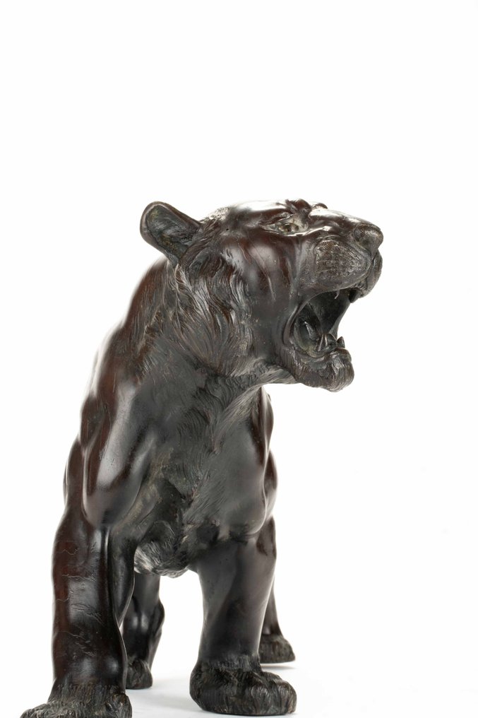 黄铜色 - 一座巨大的青铜雕塑,展现一只咆哮的老虎,条纹被突出表现。 - Meiji period (1868-1912) #1.0