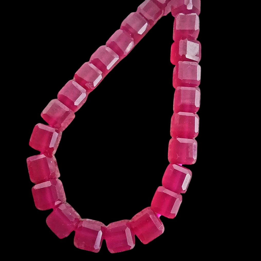 Βραχιόλι σε κορυνδόν ρουμπίνι πολύ φωτεινό. Πέρλες με κυβικές επιφάνειες χωρίς ελαττώματα. - Ύψος: 5 mm- 8 g #2.1