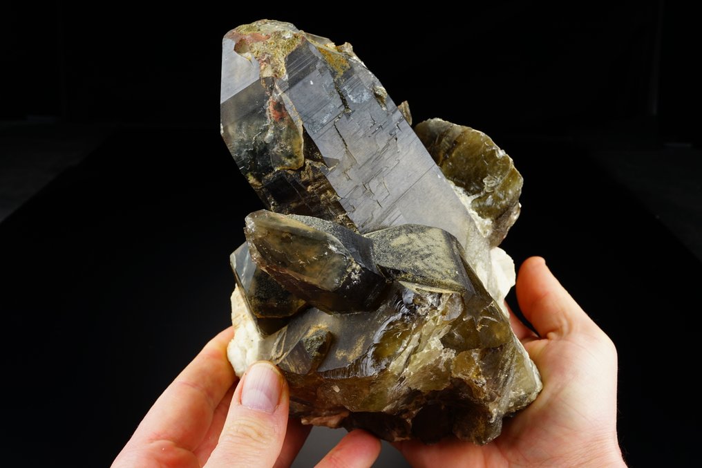 Museo di quarzo fumé enorme (cristalli di seconda generazione) con cristalli di microclino lunghi. Grande dimensione, dalla Polonia. - Altezza: 195 mm - Larghezza: 135 mm- 2879 g #3.2