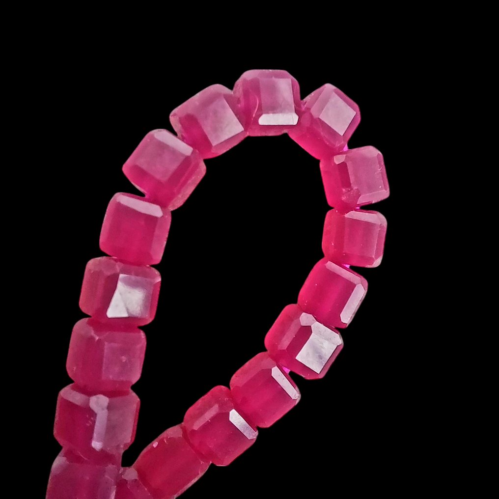 Βραχιόλι σε κορυνδόν ρουμπίνι πολύ φωτεινό. Πέρλες με κυβικές επιφάνειες χωρίς ελαττώματα. - Ύψος: 5 mm- 8 g #1.0