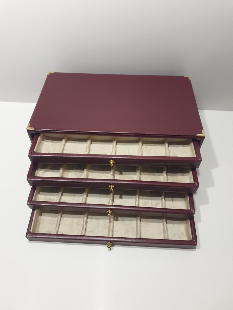 Accessories. Monetiere in ecopelle bordeaux per 72 posti  (No Reserve Price) #1.0