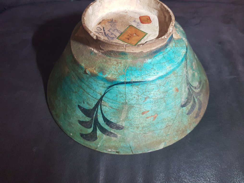 Κωνική πήλινη λεκάνη με γυαλισμένο τιρκουάζ γλάσο από το Kashan. - Μέση Ανατολή - 13ος αιώνας #3.2