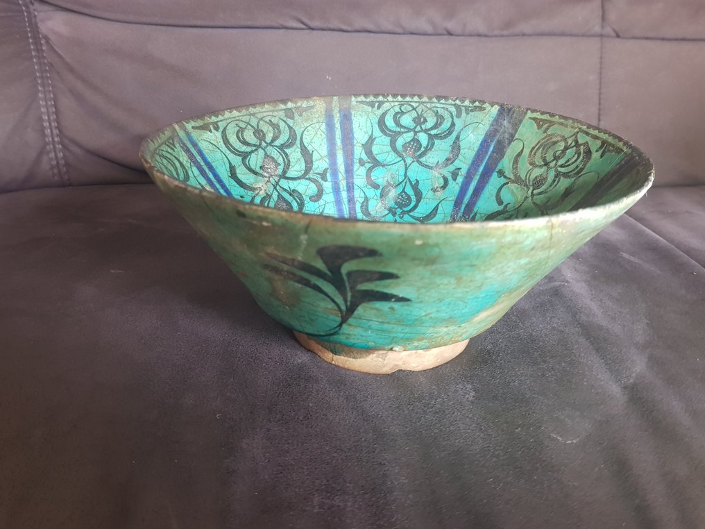 Κωνική πήλινη λεκάνη με γυαλισμένο τιρκουάζ γλάσο από το Kashan. - Μέση Ανατολή - 13ος αιώνας #1.0