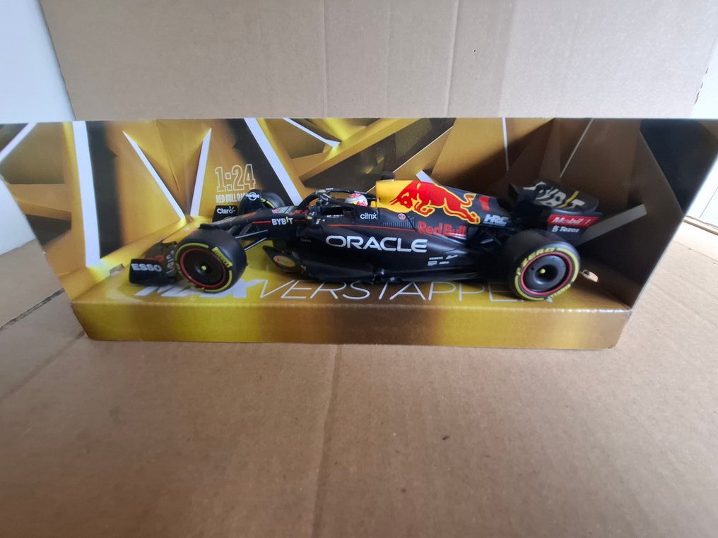 Bburago 1:24 - Model car  (4) - Red Bull Racing RB15/RB18/RB19 - Max Verstappen - nieuw in ovp - 2019/2022/2023 - Riders card with printed signature #1.0