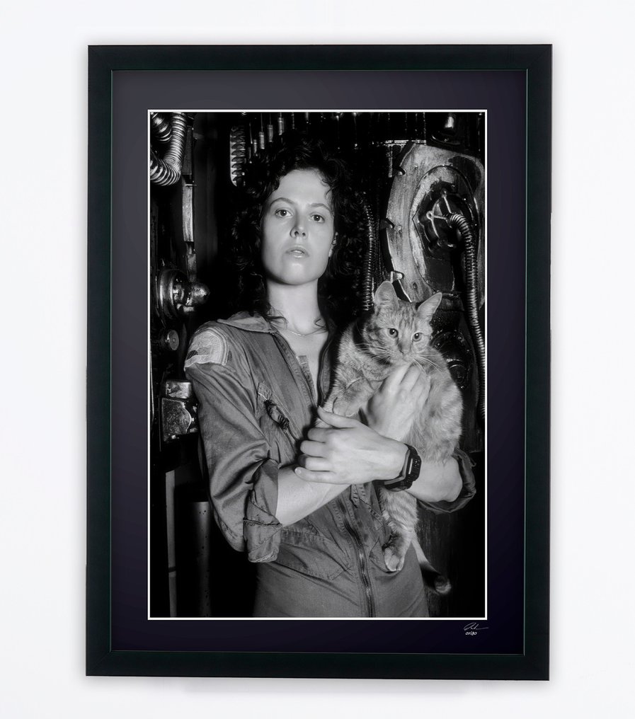 Alien, Sigourney Weaver as "Ellen Ripley" - Fine Art Photography - Luxury Wooden Frame 70X50 cm - Limited Edition 02 of 30 - Serial 20130 - Original Certificate (COA), Hologram - 100% New. Shipping Reduction from 3 items #1.0