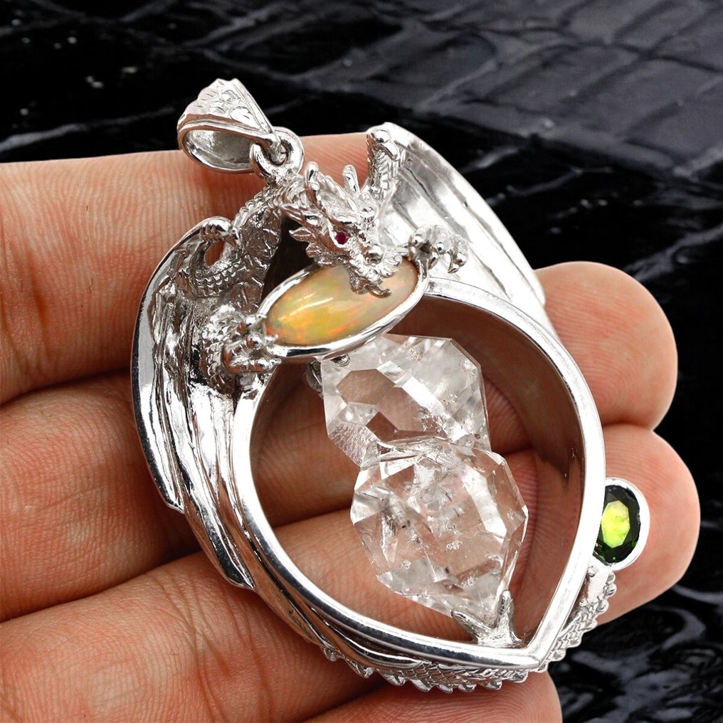 Ανθρακίτης Herkimer, αιθιοπικό Όπαλ, Δράκος με Peridot και ασημένιο μενταγιόν με ρουμπίνι στα μάτια. Βάση ταρίχευσης ολόκληρου σώματος - DRagon Silver Pendant - 65.8 mm - 43 mm - 29 mm - 1 #1.0