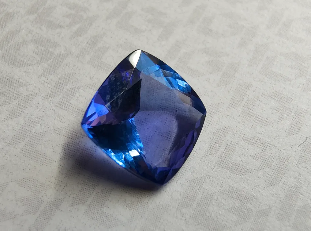 Blå Tanzanit  - 2.94 ct - International Gemological Institute (IGI) - Blålig Violet Lupp Ren #4.3