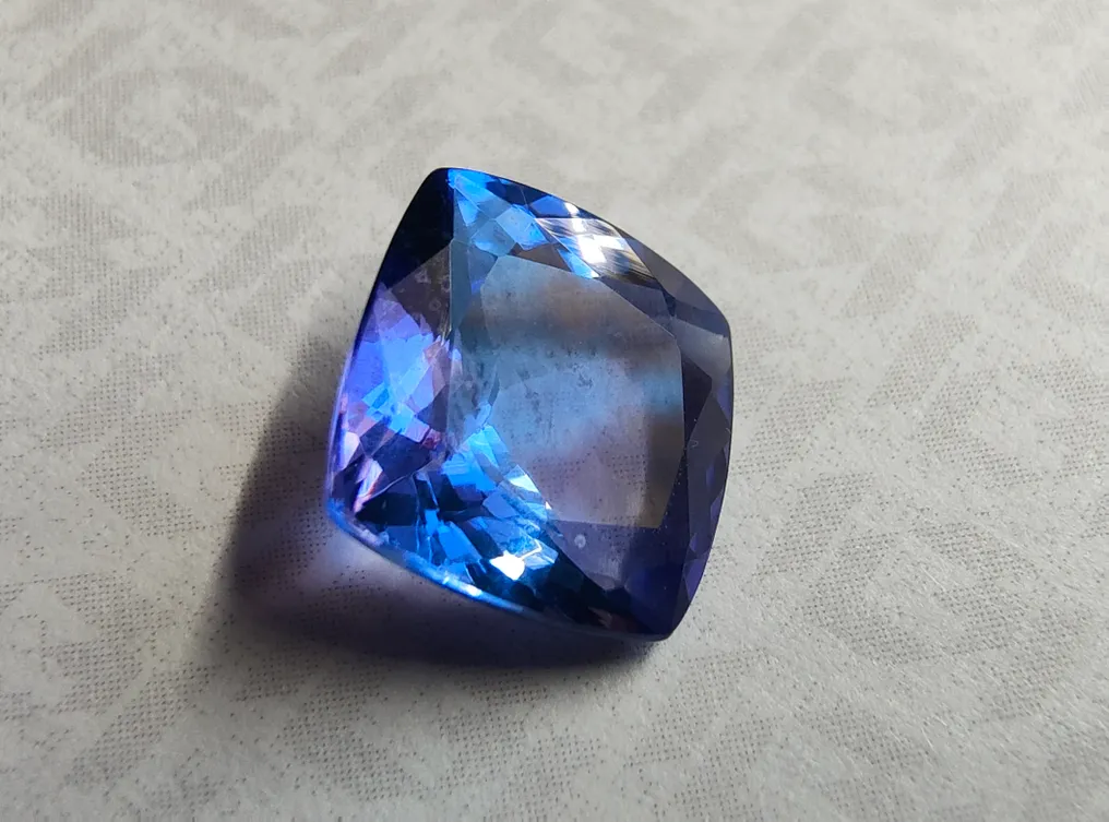 Blå Tanzanit  - 2.94 ct - International Gemological Institute (IGI) - Blålig Violet Lupp Ren #2.1