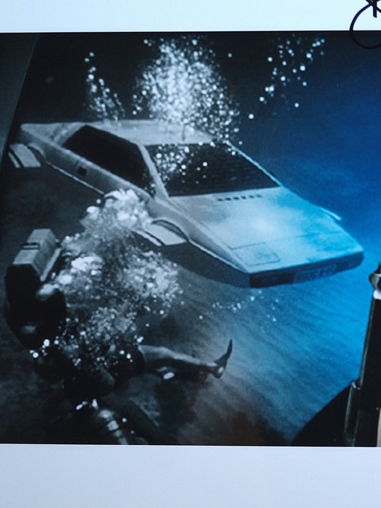 James Bond 007: The Spy Who Loved Me - Sir Roger Moore (+) with his Lotus - Autograph, Photo with COA #1.0