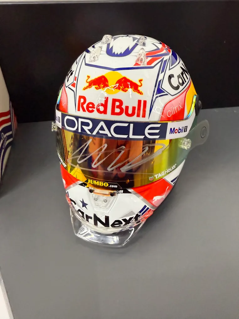 Max Verstappen - Casco in scala 1/2  #2.1