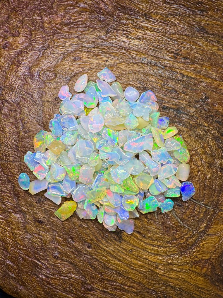 来自埃塞俄比亚的天然未加工欧泊拍品，已抛光。100克拉。无底价。 原石，未切割，抛光的- 20 g #1.0