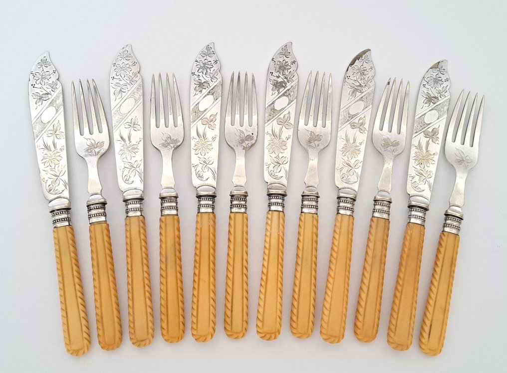 William R. Deykin & Sons - Visbestekset voor 6 personen (12) - In originele houten cassette, ca. 1880 - Been, Verzilverd #2.1