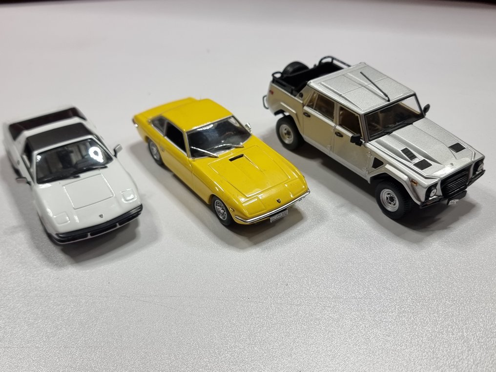 MiniChamps 1:43 - Model sports car (3) - Lamborghini LM 002