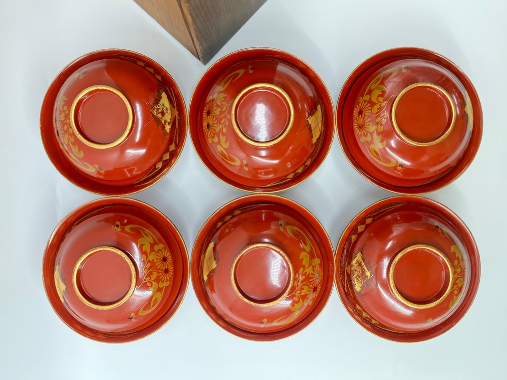 大内塗Ouchinuri 金蒔絵 Gold-Makie - 湯碗套裝 (6) - Old Vermilion Painted Ouchi Diamond Crest& Autumn Grass Pattern Bowl with Tomobako - 木, 漆 - 朱塗り大内菱 #2.1