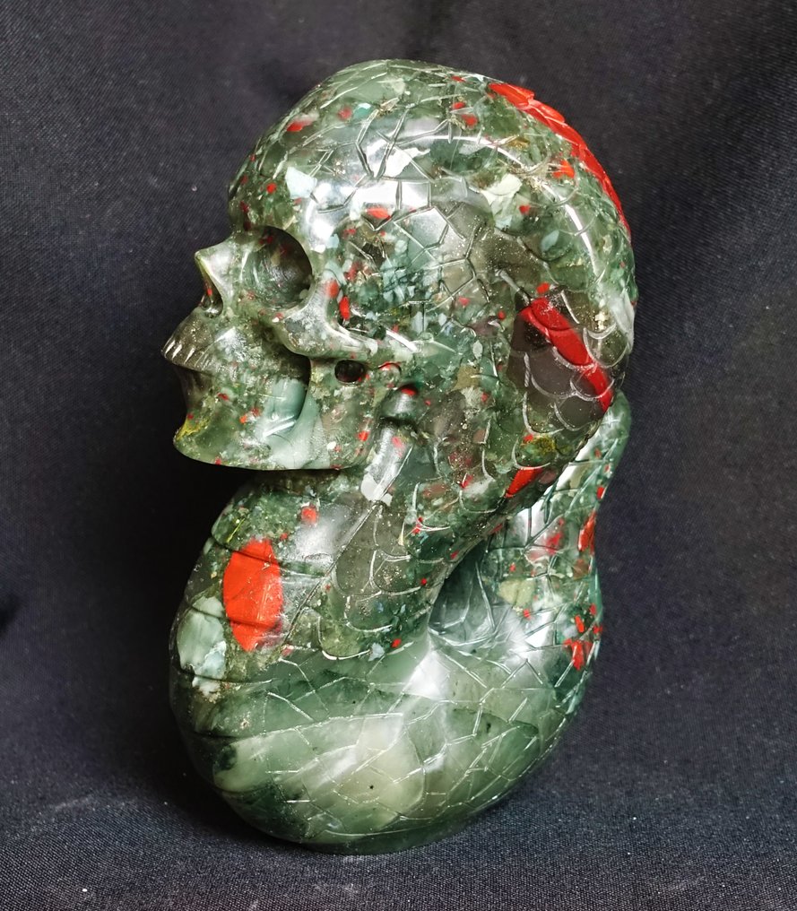 Carved figure, Cobra Skull Sculpture, Handcrafted in African Blood Jasper. Superrealist Series - Height: 165 mm - Width: 110 mm- 1382 g #3.2