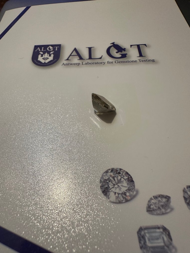 1 pcs 钻石  (天然色彩的)  - 3.58 ct - 切角正方形 - Fancy light 稍帶黄色的, 稍帶灰色的 棕色 - I1 内含一级 - 安特卫普宝石检测实验室（ALGT） #3.2