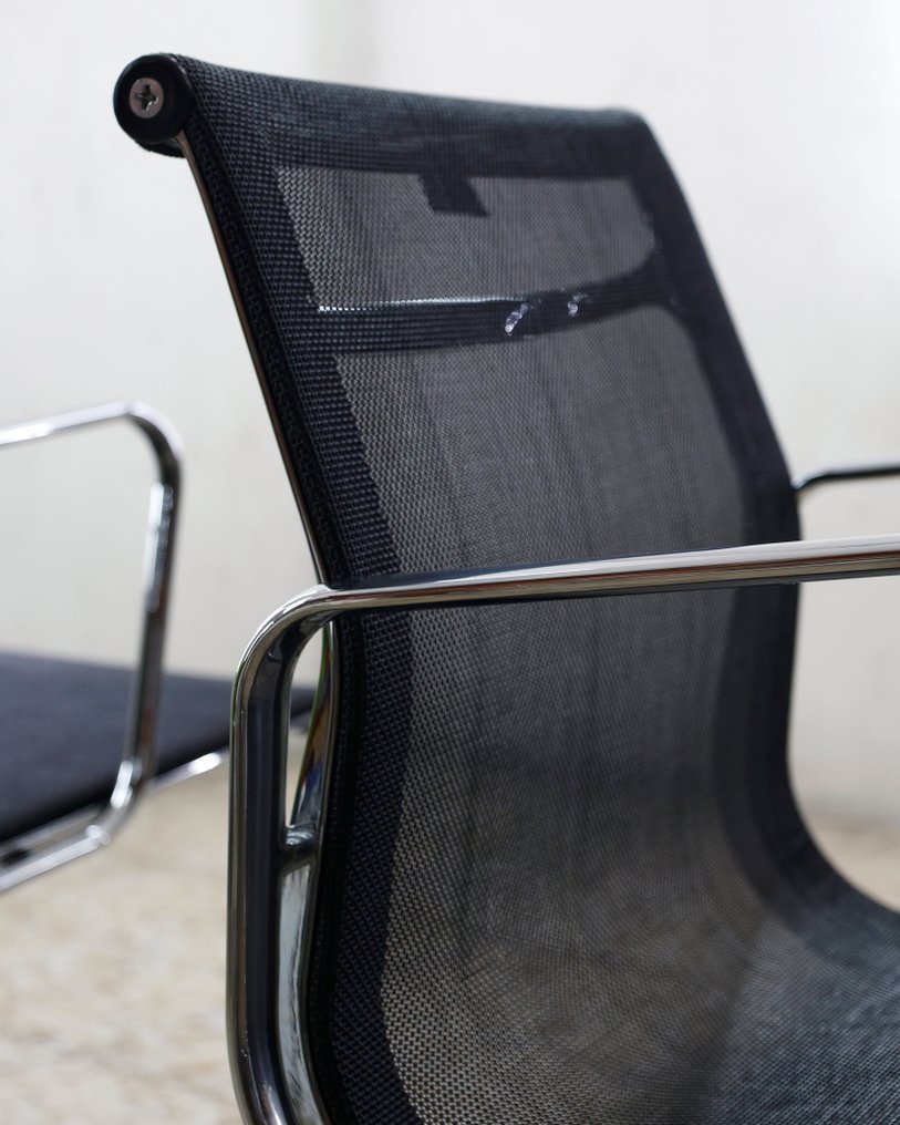 Vitra - Charles & Ray Eames - Sedia da ufficio (2) - Sedia in alluminio EA 108 - Alluminio, Mesh #4.3