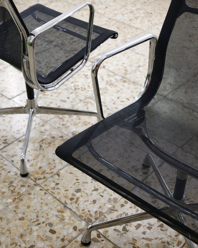 Vitra - Charles & Ray Eames - Sedia da ufficio (2) - Sedia in alluminio EA 108 - Alluminio, Mesh #3.2