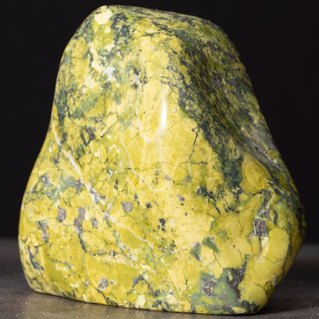 Peruvian serpentine with pyrite – polished natural stone. - Height: 140 mm - Width: 140 mm- 2019 g #2.1