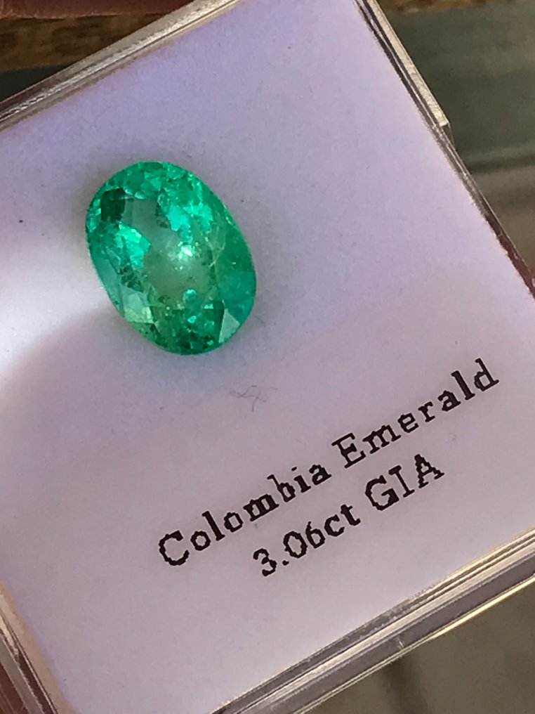 1 pcs  绿色 祖母绿  - 3.06 ct - 美国宝石研究院（GIA） #3.2