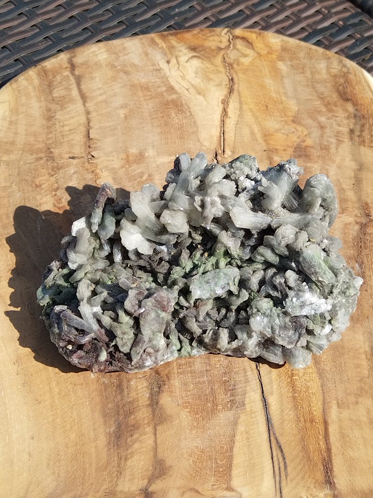 Όμορφοι πράσινοι κρύσταλλοι Apophyllite με μορφή Stilbite σε μήτρα. Τραχύς - Ύψος: 18 cm - Πλάτος: 10 cm- 603 g #1.0