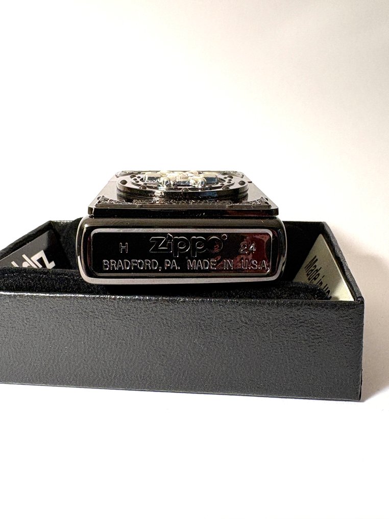 Zippo - Zippo Tom’s Bank Black Edition PROMO LAST ONE! - Ingen mindstepris - Lighter - Messing, Træ, Emalje, Forsølvet #4.3