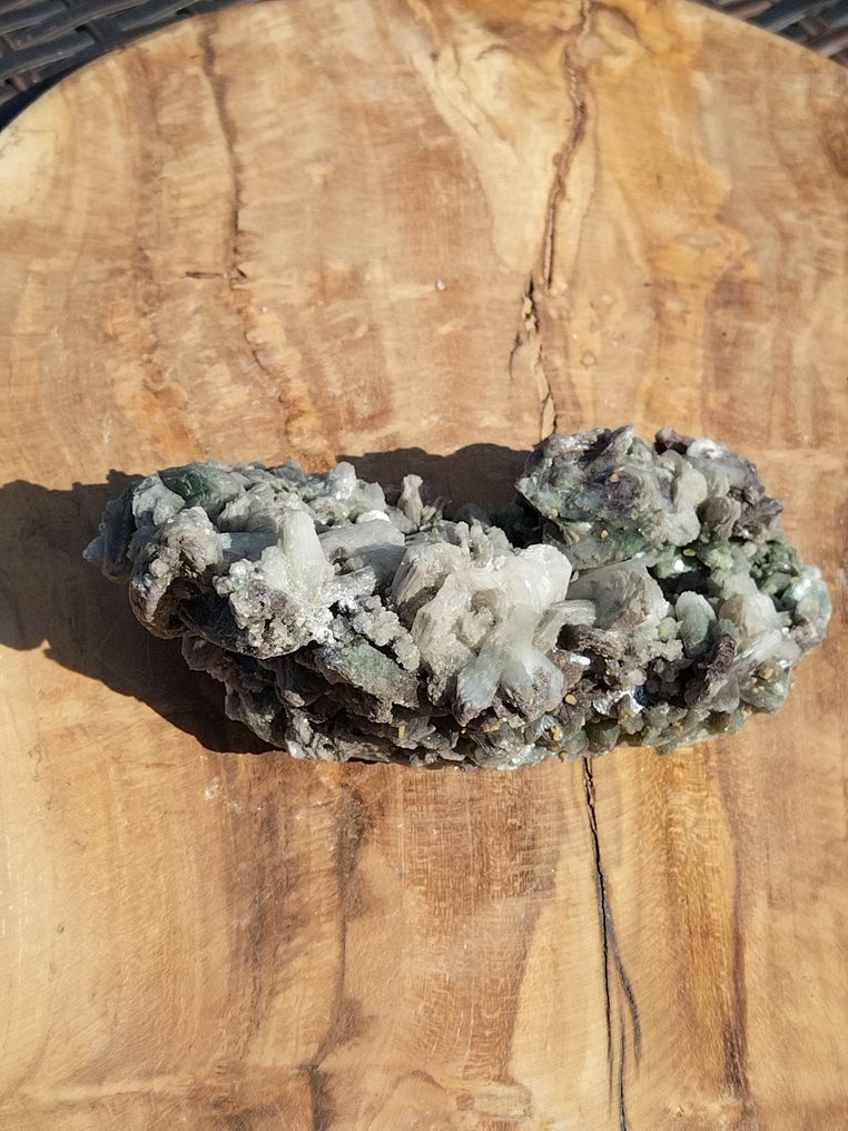 Όμορφοι πράσινοι κρύσταλλοι Apophyllite με μορφή Stilbite σε μήτρα. Τραχύς - Ύψος: 18 cm - Πλάτος: 10 cm- 603 g #3.2