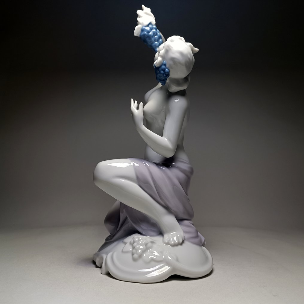 NeuTettau Germany - Escultura, Semi-Nude Lady Eating Grapes - 28 cm - Porcelana #2.1