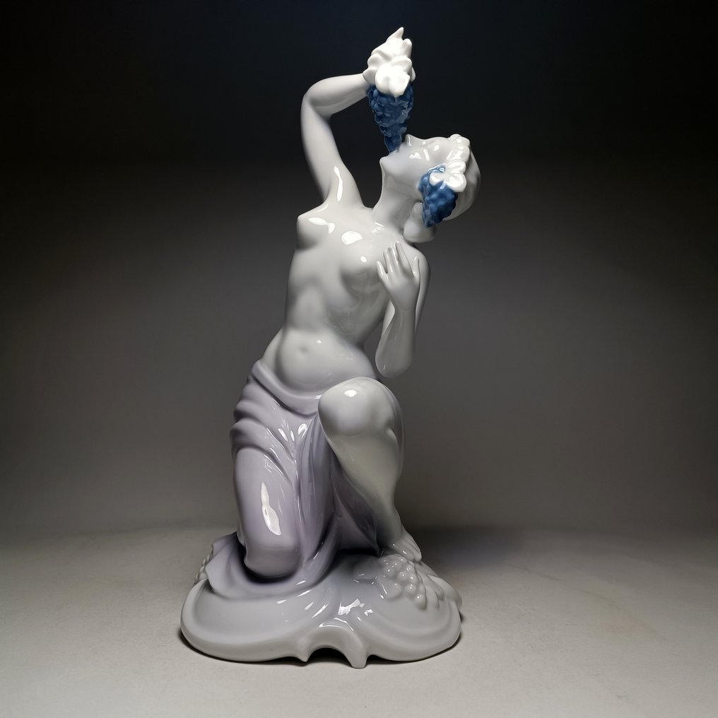 NeuTettau Germany - Escultura, Semi-Nude Lady Eating Grapes - 28 cm - Porcelana #1.1