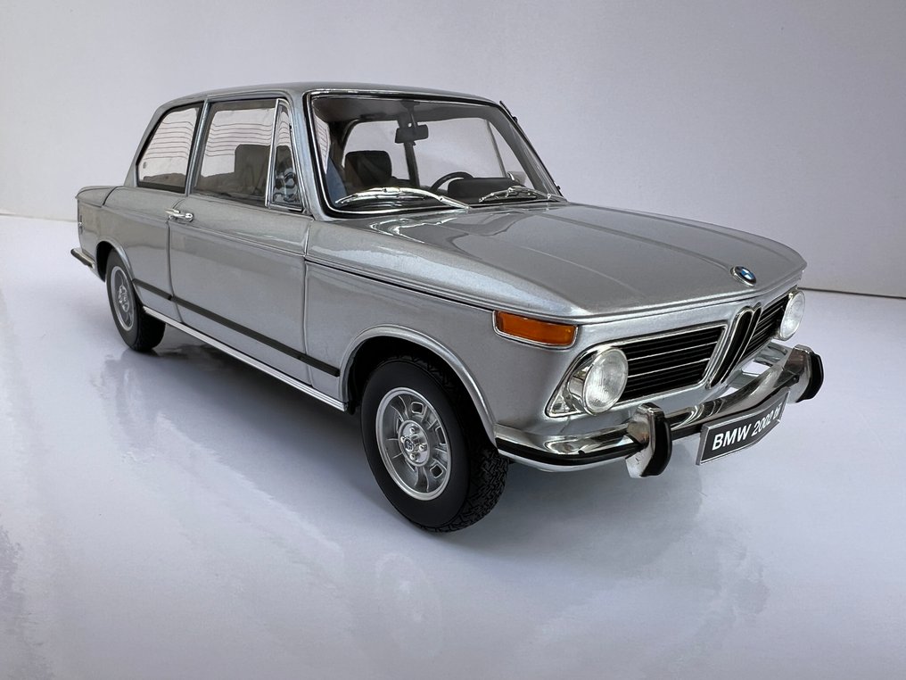 Kyosho 1:18 - Modelauto - BMW 2002 Tii 1972 - 4 diafragma #1.0