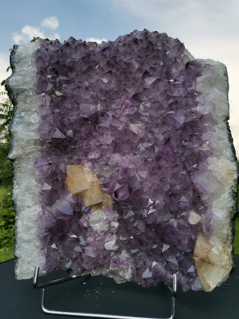 Peça de ametista grande com quadrados geométricos de calcita, rara, item único. - Altura: 45 cm - Largura: 34 cm- 16 kg #1.0