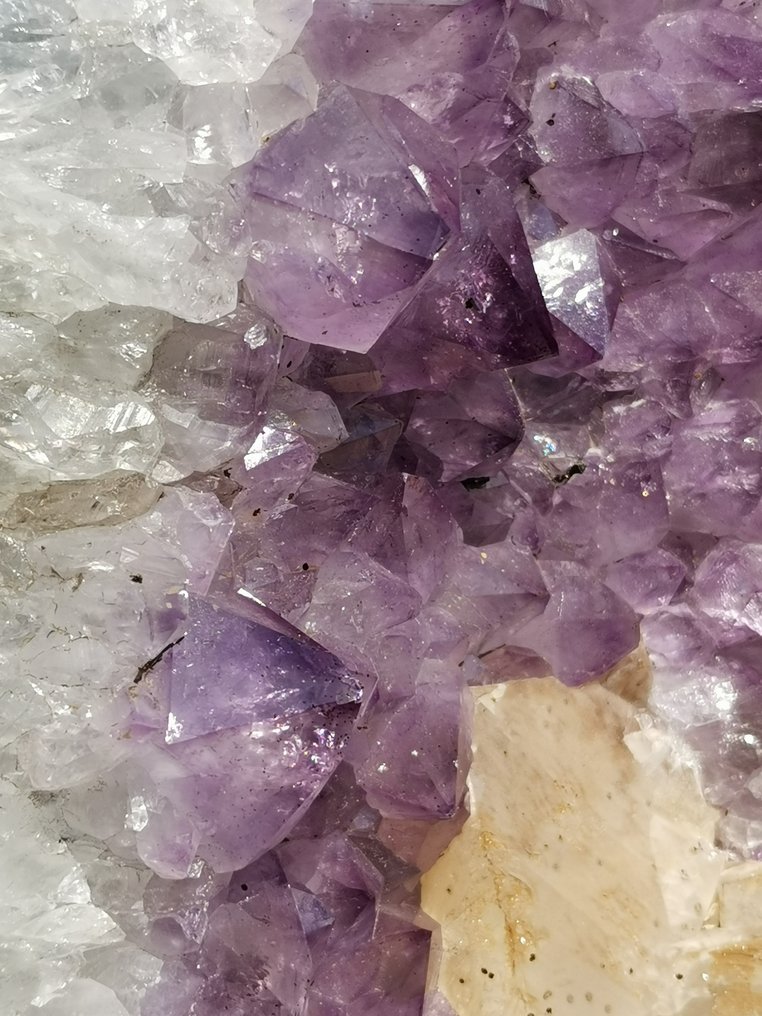 Peça de ametista grande com quadrados geométricos de calcita, rara, item único. - Altura: 45 cm - Largura: 34 cm- 16 kg #4.3