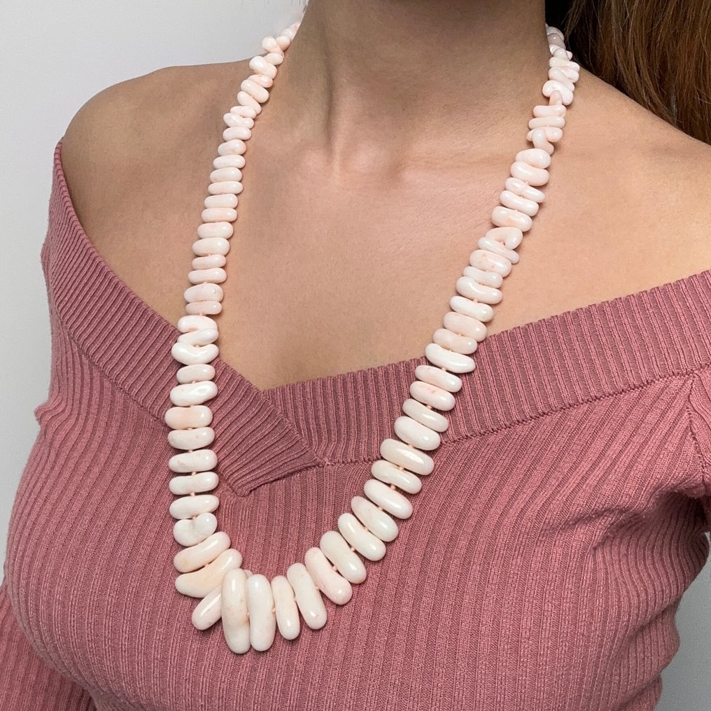 Natural pink coral necklace with a rounded, truncated shape, pierced in the center, with a stepped with a lobster clasp in 925‰ gold-plated silver, ø 9.5/30.5 mm, 72 cm- 147 g - (1) #1.0