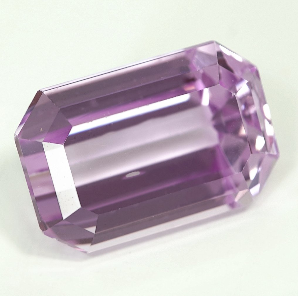 Kunzit  - 34.77 ct - International Gemological Institute (IGI) #2.1