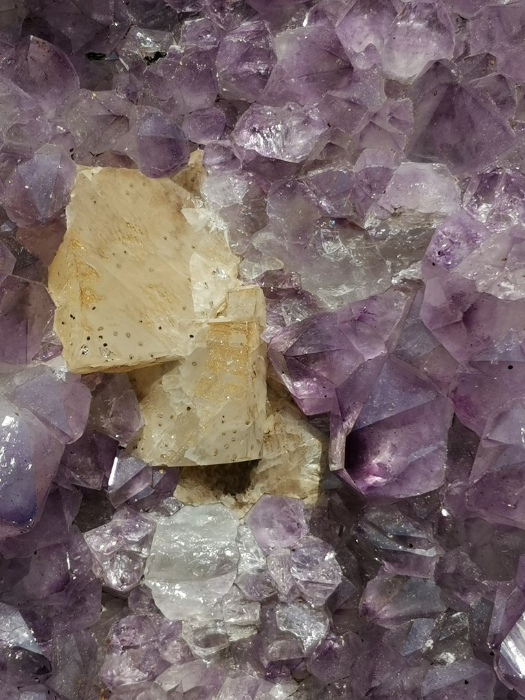 Peça de ametista grande com quadrados geométricos de calcita, rara, item único. - Altura: 45 cm - Largura: 34 cm- 16 kg #3.2