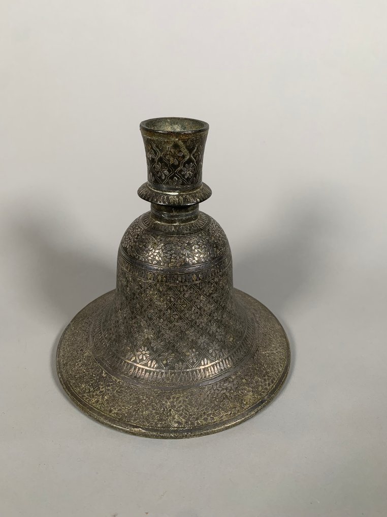 Βάση για νάργκιλε 'huqqa' Bidri νίελο ασημένιο. - Χάλυβας, Ασημί - Ινδία - 18ος αιώνας #3.2