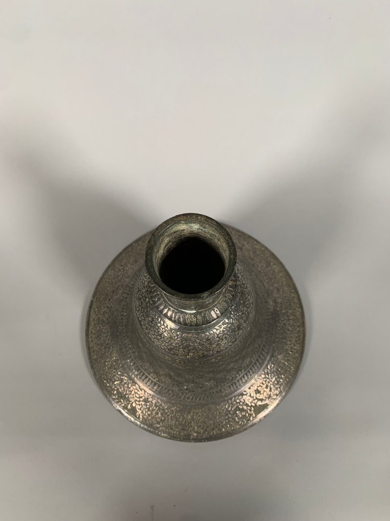 Βάση για νάργκιλε 'huqqa' Bidri νίελο ασημένιο. - Χάλυβας, Ασημί - Ινδία - 18ος αιώνας #4.3