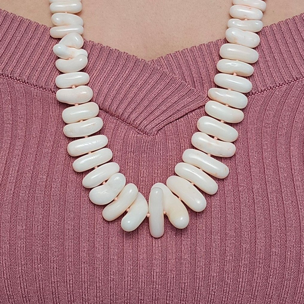 Natural pink coral necklace with a rounded, truncated shape, pierced in the center, with a stepped with a lobster clasp in 925‰ gold-plated silver, ø 9.5/30.5 mm, 72 cm- 147 g - (1) #2.1
