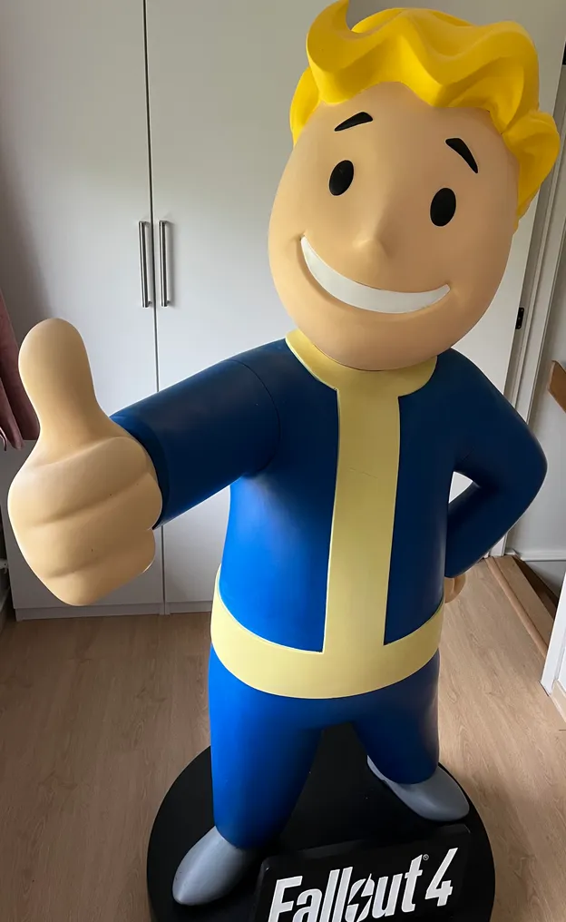 Muckle Mannequins - Fallout 4 - Vault Boy - life-size statue store display - Video game merchandise #1.2
