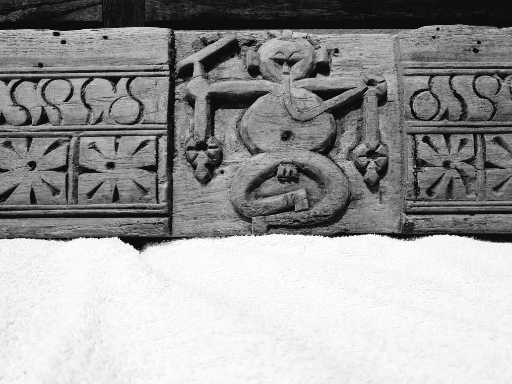 源自一座 havelli 或贵族宅邸的木制板，雕刻有 Ganesha 的浮雕。 - 木 - 印度 - 十八世纪 #3.2