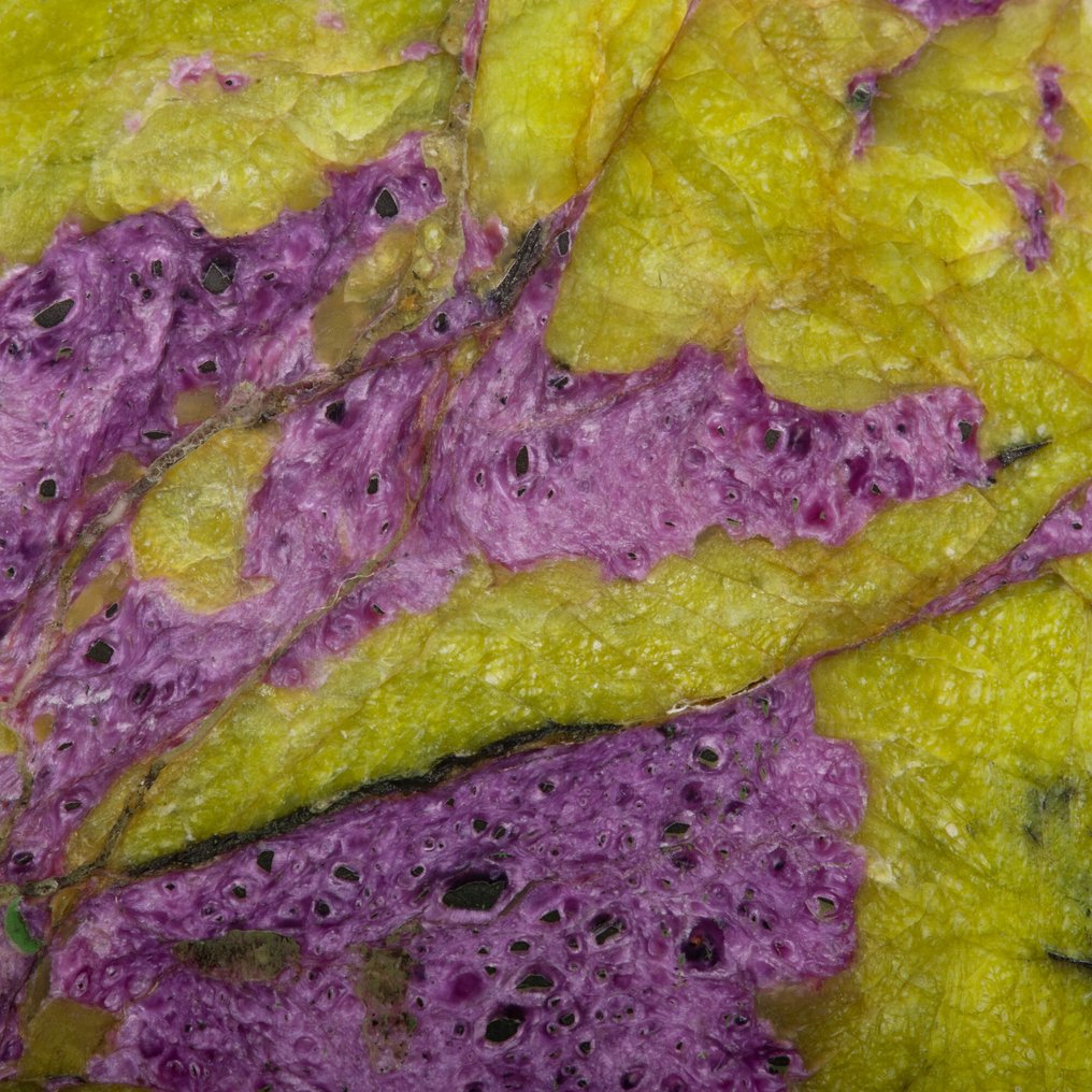 Rare and fascinating mineral found exclusively in Tasmania. Atlantisite - Stichtite in Serpentine - Height: 57 mm - Width: 28.5 mm- 16 g #4.3