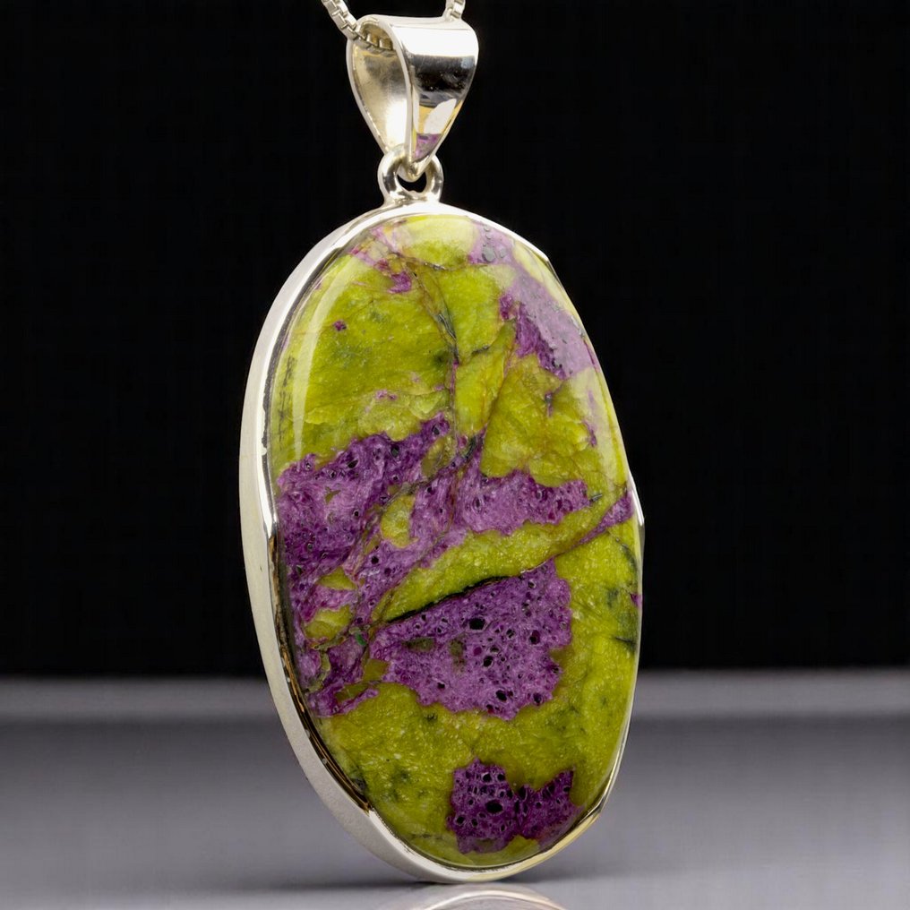 Rare and fascinating mineral found exclusively in Tasmania. Atlantisite - Stichtite in Serpentine - Height: 57 mm - Width: 28.5 mm- 16 g #3.2