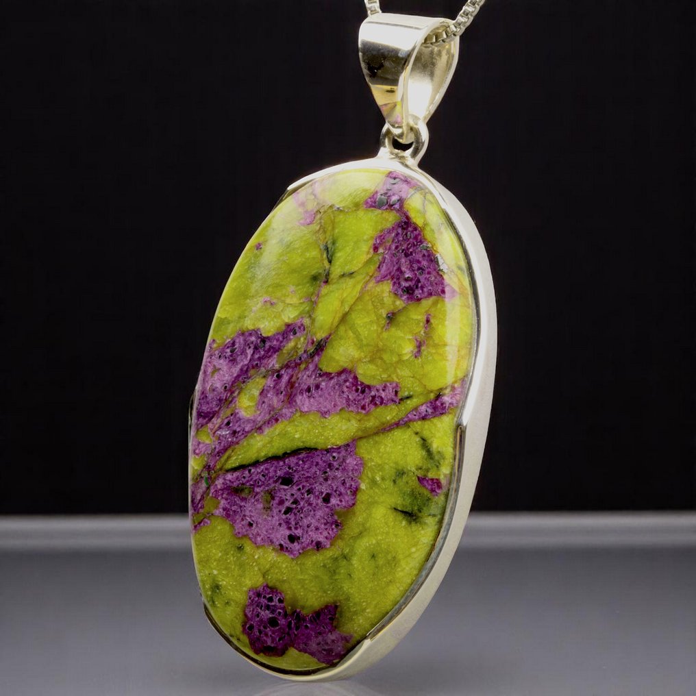 Rare and fascinating mineral found exclusively in Tasmania. Atlantisite - Stichtite in Serpentine - Height: 57 mm - Width: 28.5 mm- 16 g #2.1