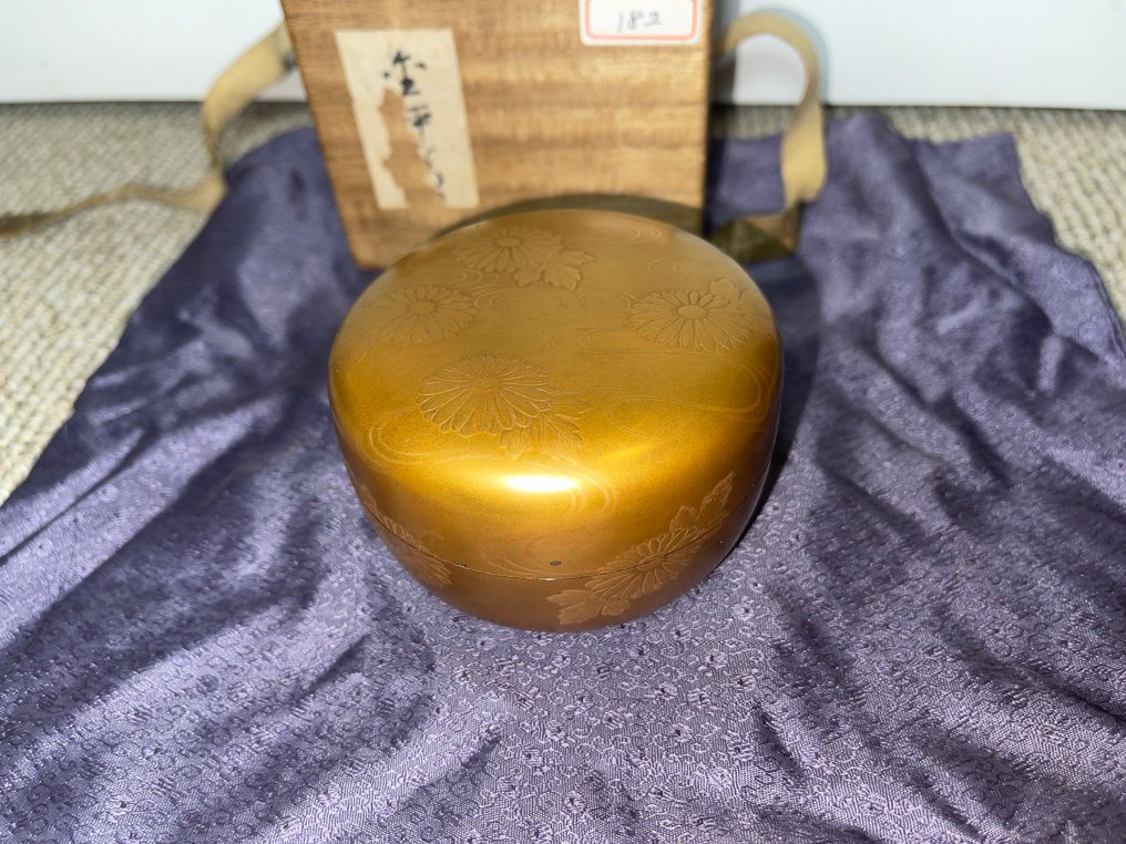 日本金箔蒔绘漆器花生壶，配有菊花图案 - 木, 漆 - 日本 - 大正時期（1912-1926） #1.0