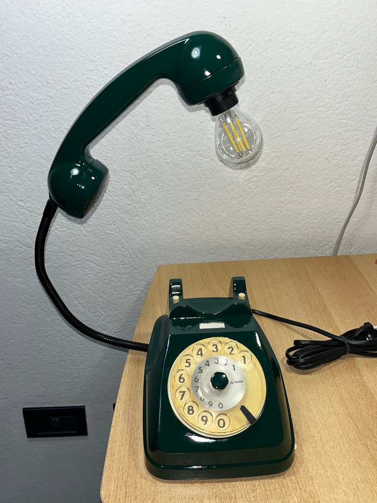 Pöytävalaisin - PVC, messinki, metalli - 60-luvun puhelin muutettu lamppuun #1.0