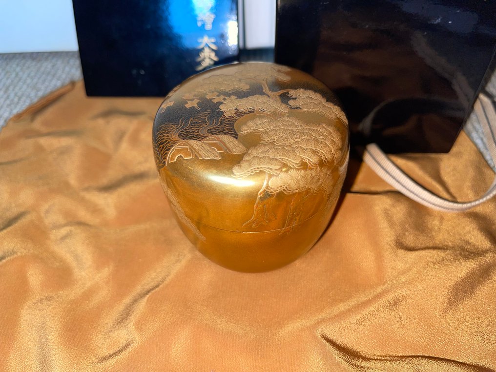 日本金蒔绘漆器Natsume——松树与溪流景观 - 木, 漆, 金 - 日本 - Shōwa period (1926-1989) #1.0