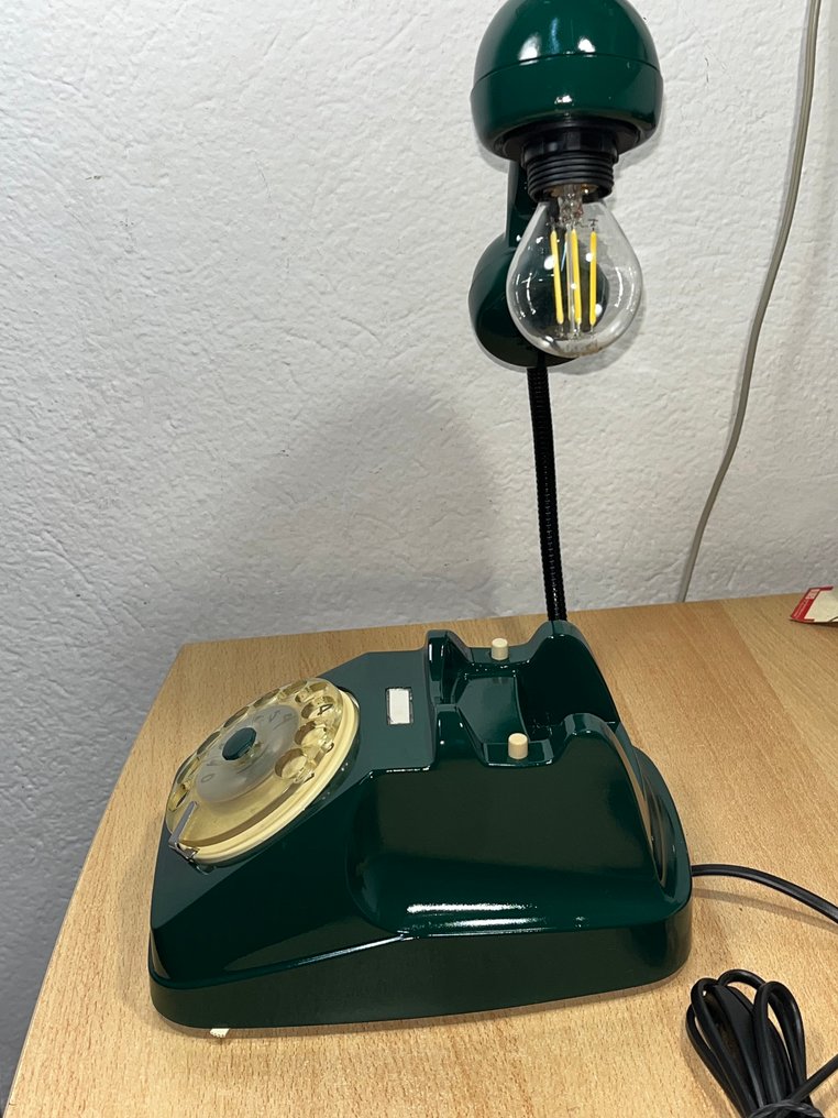 Pöytävalaisin - PVC, messinki, metalli - 60-luvun puhelin muutettu lamppuun #3.2