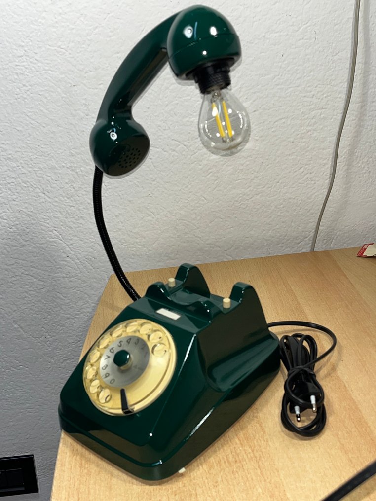 Pöytävalaisin - PVC, messinki, metalli - 60-luvun puhelin muutettu lamppuun #1.0