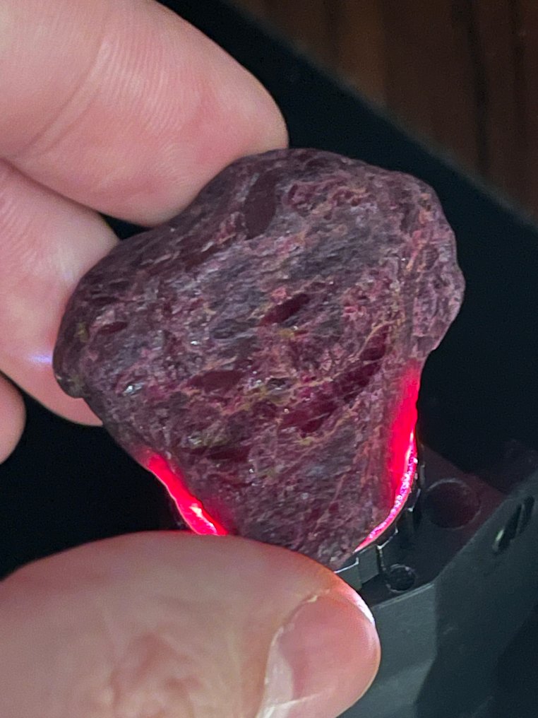 Ruby 粗糙。罕见晶体！顶级红宝石色。122.5 克拉。百分之百天然且特别的红宝石。 - 高度: 38 mm - 闊度: 36 mm- 24.5 g #2.1